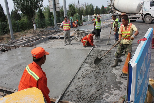 下花園增加收費(fèi)車(chē)道工程緊張有序施工